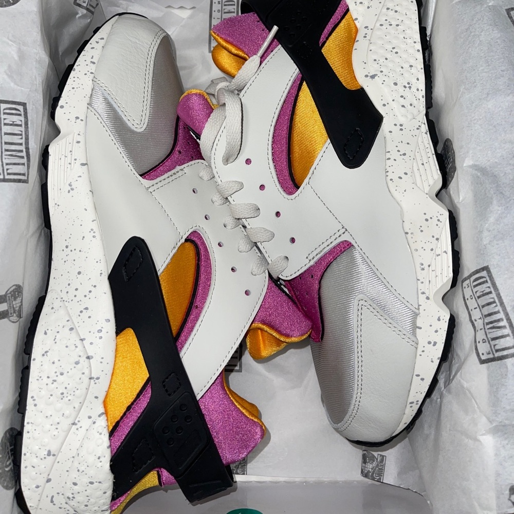 NIKE AIR HUARACHE.       LIGHT BONE/LETHAL PINK-UNIVERSITY GOLD